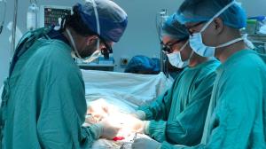 Đoàn chuyên gia Niệu Nhi đại học Virginia – Hoa Kì giảng dạy và phẫu thuật cho trẻ em dị tật lỗ tiểu lệch thấp tại Bệnh Viện Trường ĐH Y Dược Huế