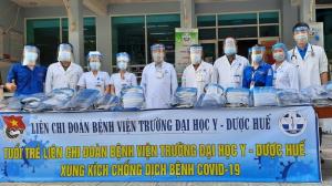 Liên Chi đoàn Bệnh viện Trường tặng kính che mặt phòng dịch bệnh COVID-19 cho nhân viên y tế của Bệnh viện