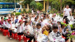 Liên Chi đoàn Bệnh viện Trường ĐH Y – Dược Huế tổ chức chương trình tình nguyện “Từ trái tim đến trái tim” tại xã Hồng Kim, huyện A Lưới, tỉnh Thừa Thiên Huế
