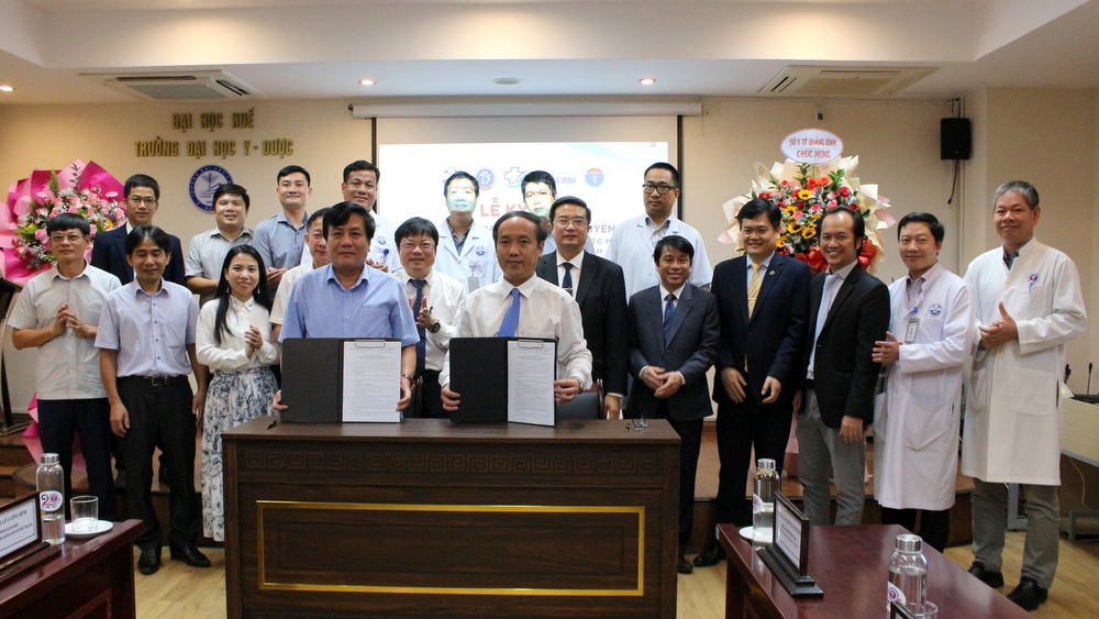 Lễ ký kết biên bản ghi nhớ về hợp tác chuyên môn giữa Bệnh viện Trường Đại học Y - Dược Huế với Bệnh viện Đa khoa khu vực Bắc Quảng Bình và Bệnh viện Đa khoa huyện Bố trạch Quảng Bình
