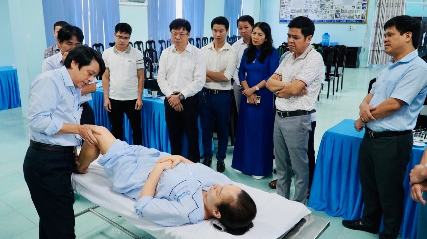 Bệnh viện Trường Đại học Y Dược Huế chuyển giao kỹ thuật nội soi khớp cho Bệnh viện Đa khoa khu vực Bắc Quảng Bình 